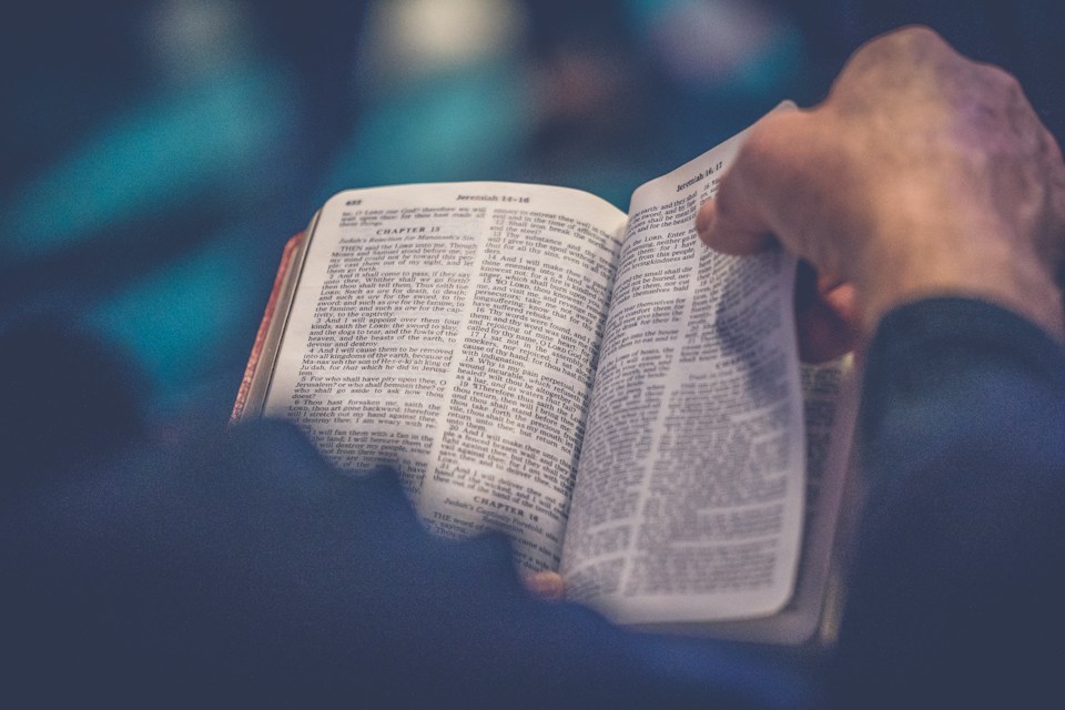 Bíblia aberta nas mãos de uma pessoa em um momento de leitura